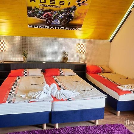 Bed and Breakfast Kamaras Ring House à Mogyoród Extérieur photo