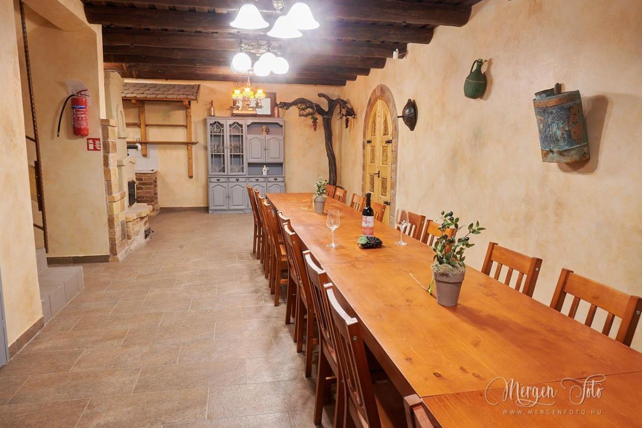 Bed and Breakfast Kamaras Ring House à Mogyoród Extérieur photo