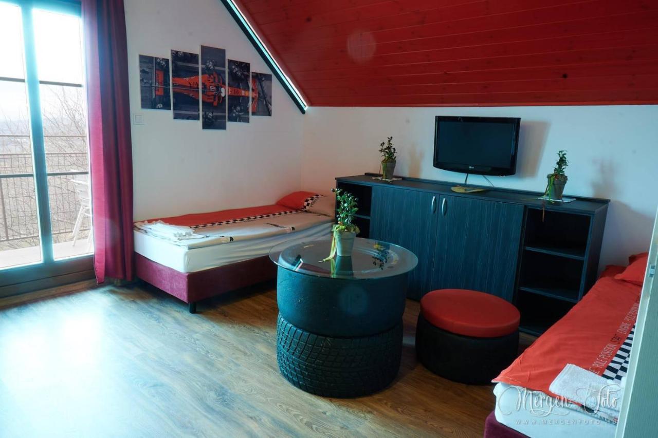 Bed and Breakfast Kamaras Ring House à Mogyoród Extérieur photo