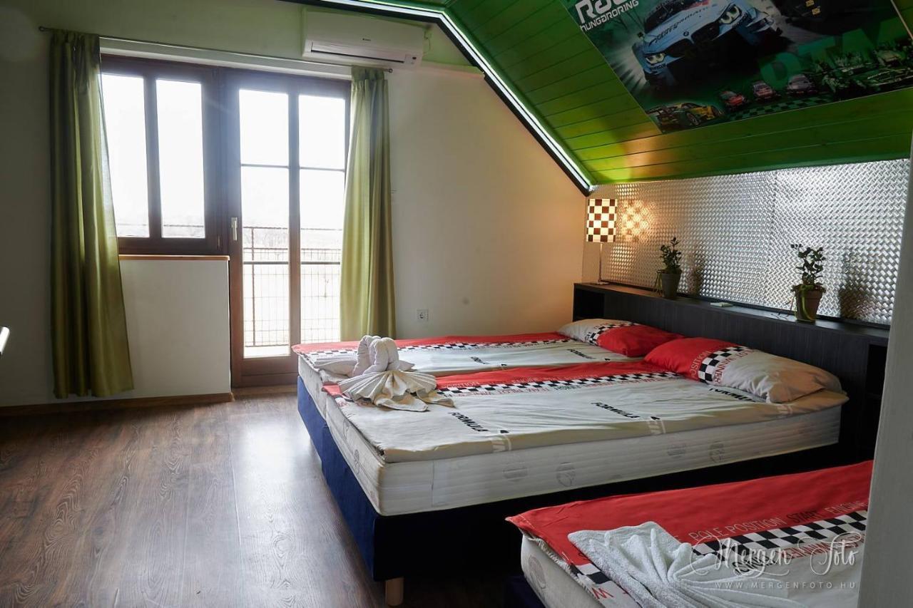 Bed and Breakfast Kamaras Ring House à Mogyoród Extérieur photo