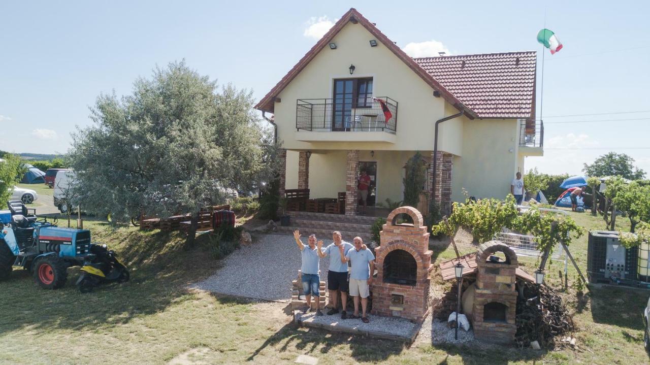 Bed and Breakfast Kamaras Ring House à Mogyoród Extérieur photo