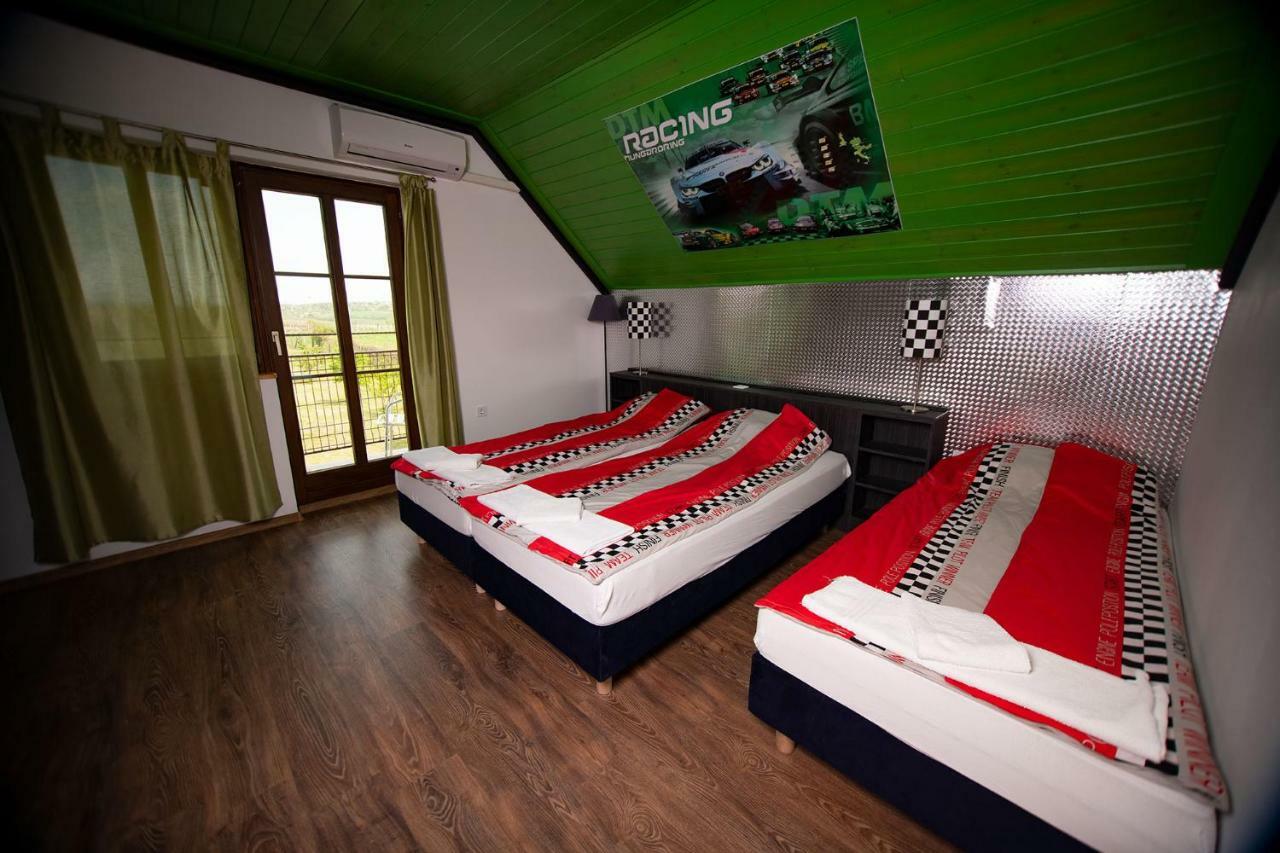 Bed and Breakfast Kamaras Ring House à Mogyoród Extérieur photo