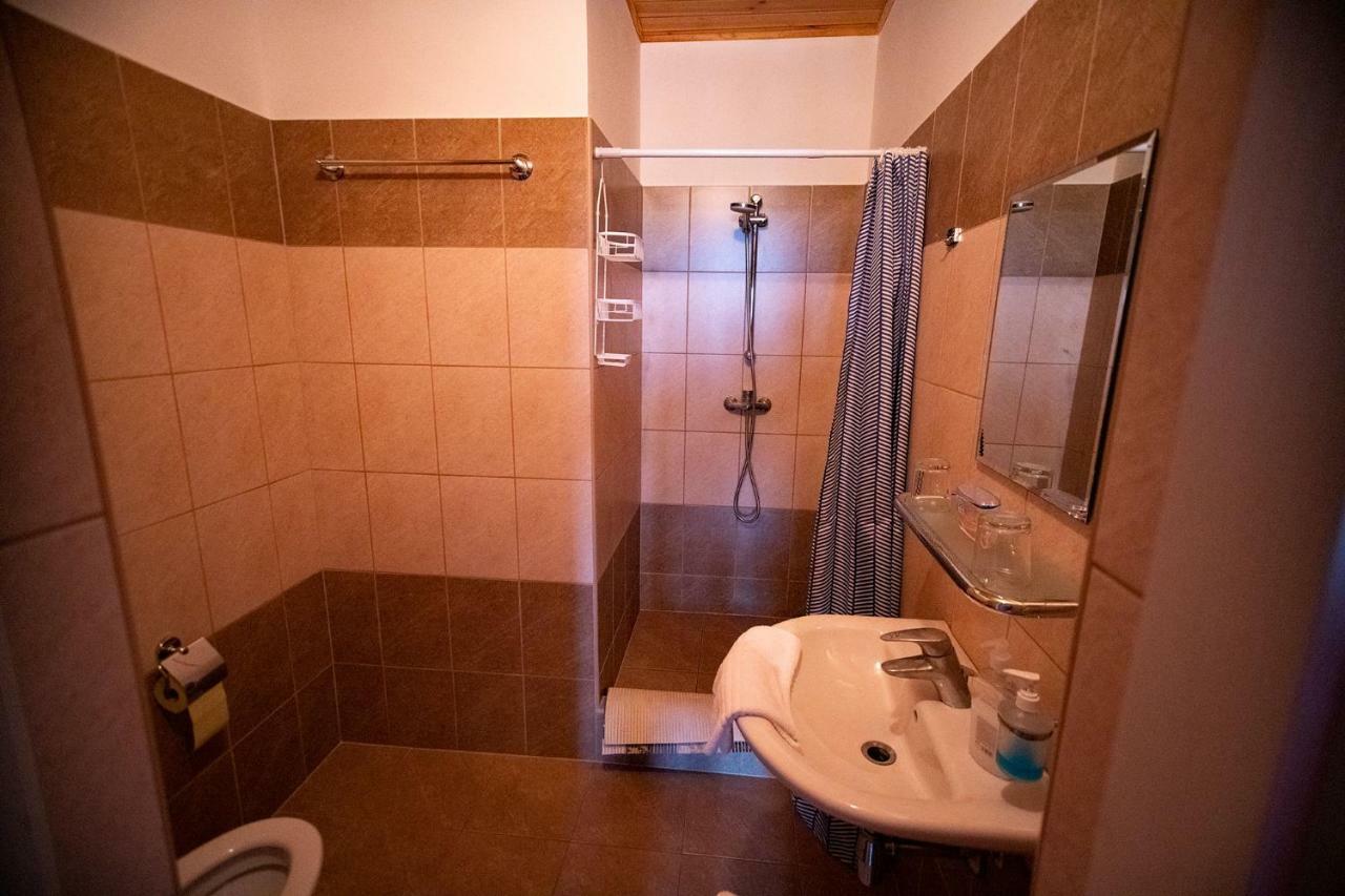 Bed and Breakfast Kamaras Ring House à Mogyoród Extérieur photo